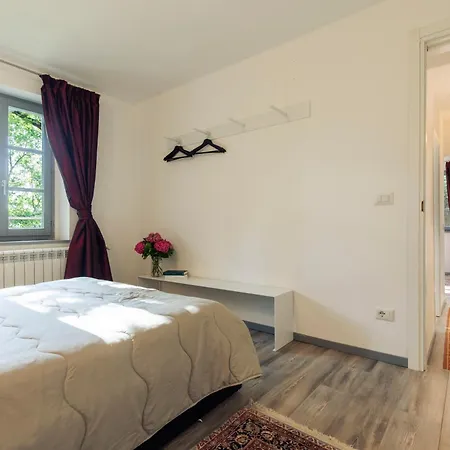 Ninfeo 10&4, Emma فيلة *